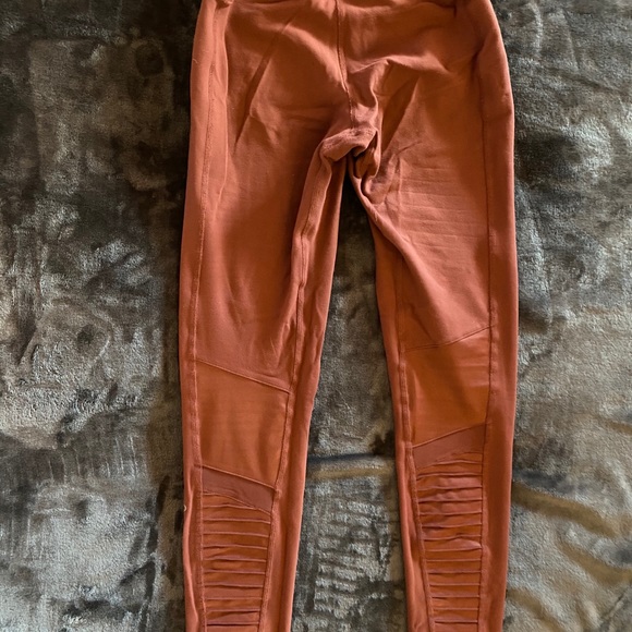 High-Waist Alo Moto Earth - Picture 4 of 9